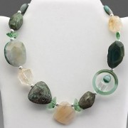 188 Collier enfilé vert (NC)